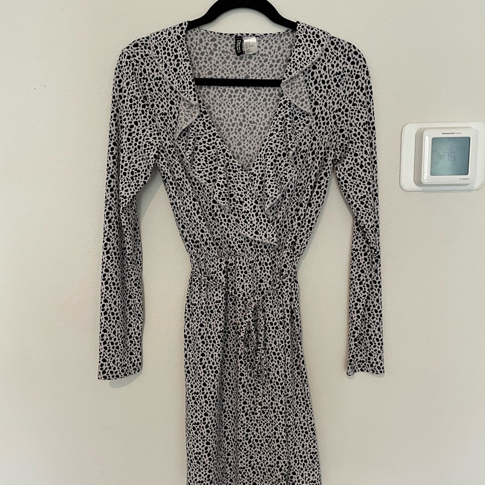 H&M Black and White Patterned Long Sleeve Dress